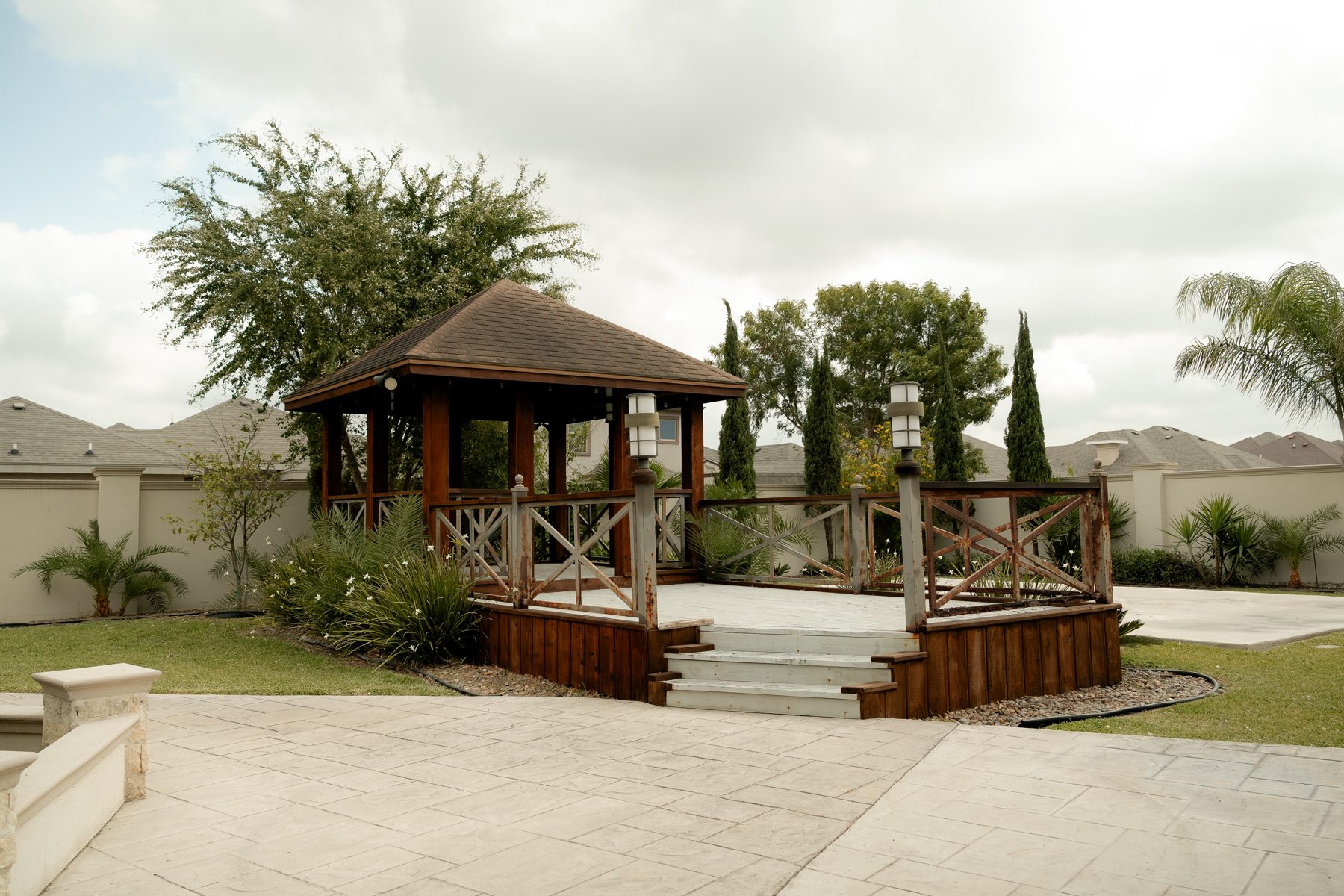Casa Paraíso gazebo and grounds