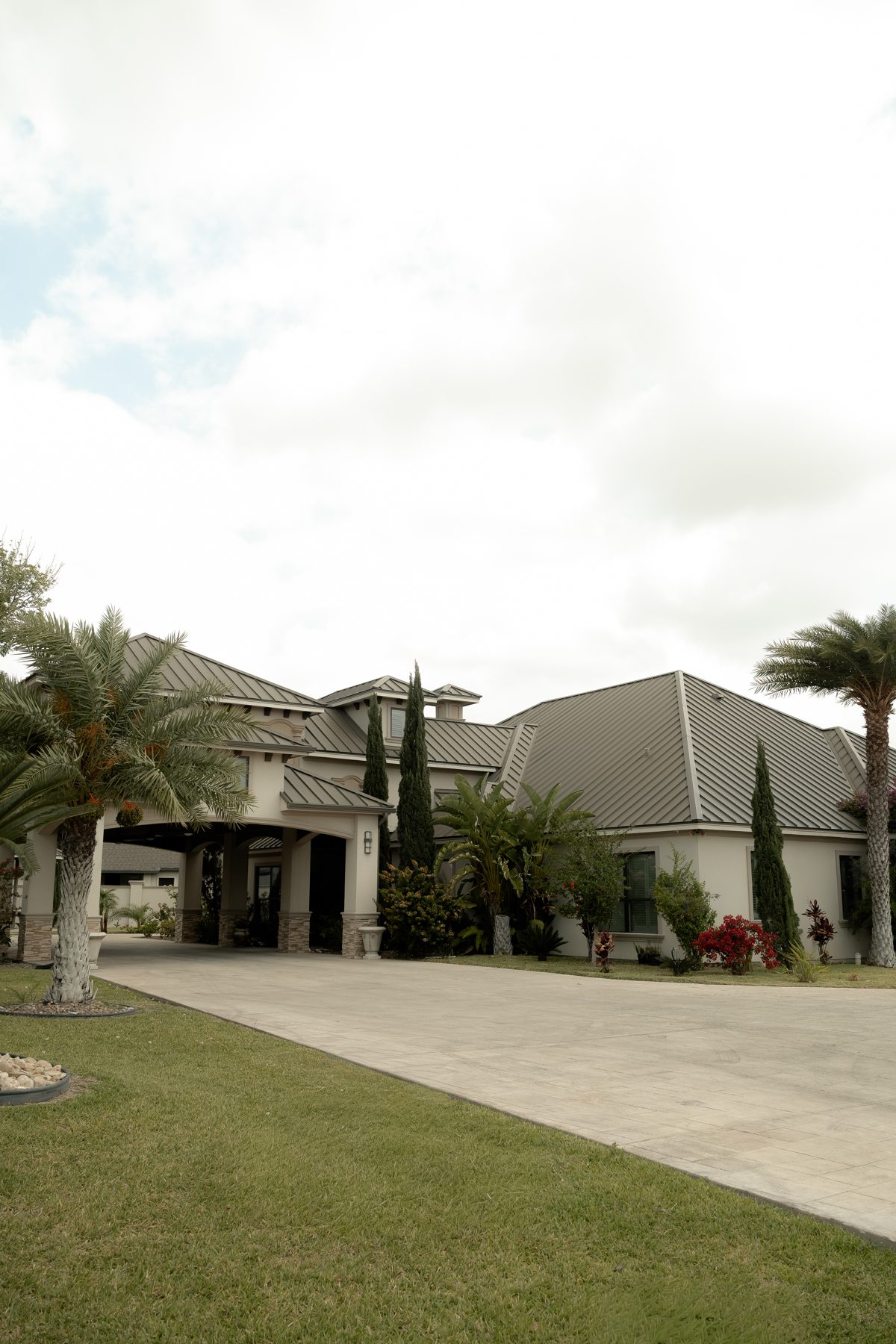 Casa Paraíso full estate view with palm-lined driveway